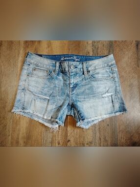 American Eagle Outfitters Acid Wash Distressed Denim Shorts Women's Size: 4